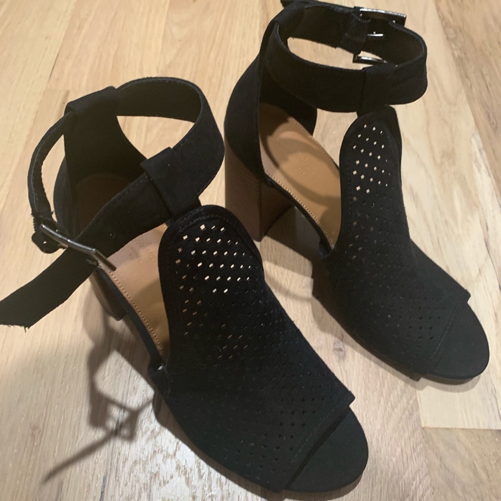 Black heels size 7 1/2